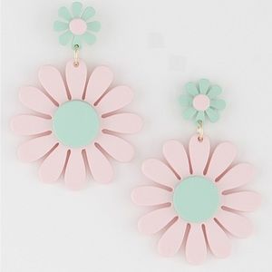 Kameakay Two tones pink/teal daisy earrings
1.8 x 2.2” approximately